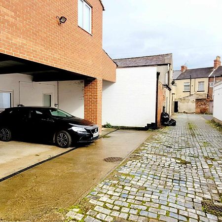 Stylish Two-Bedroom Apartment: Central & Theatre-Friendly Darlington  Exterior photo